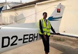 Participante junto à aeronave
