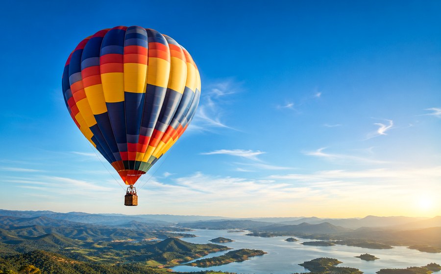 Balão de ar quente sobre paisagem
